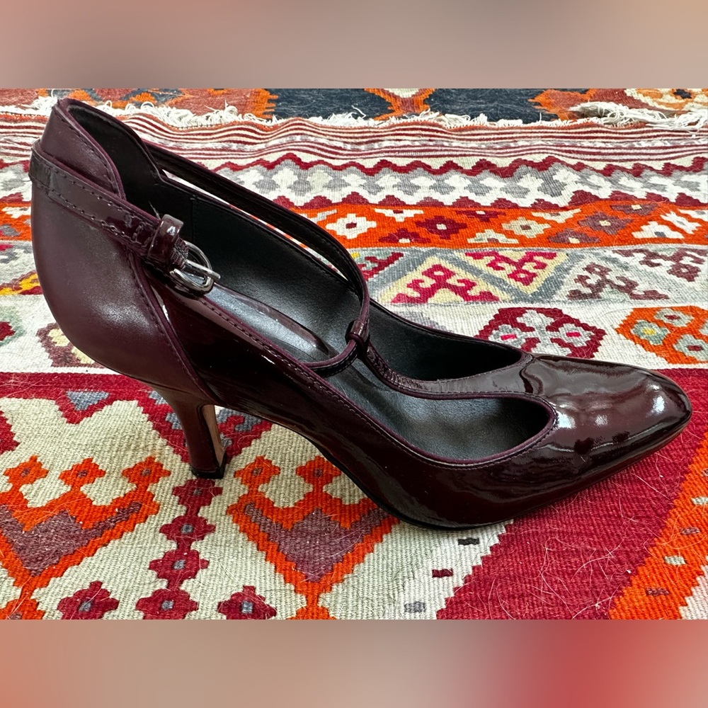 Circa Joan and David burgundy woman shoes